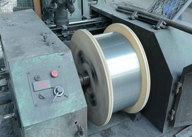 Porcellana Il filo di acciaio per molle ad alto tenore di carbonio galvanizzato per la condotta e annaffia 0.90mm 1.00mm 1.30mm fornitore